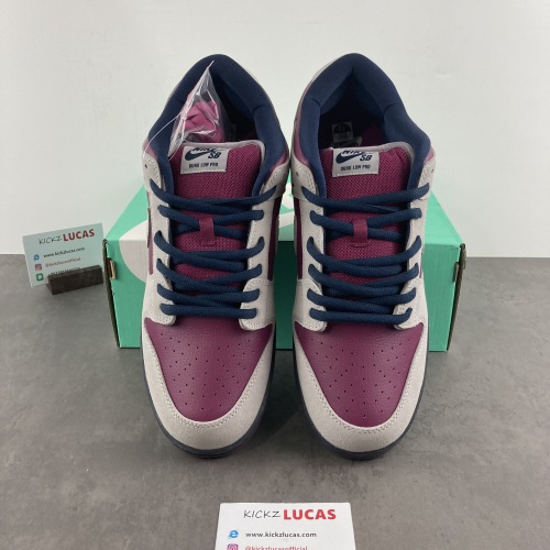 SB Dunk Low Atmosphere Grey True Berry BQ6817-001