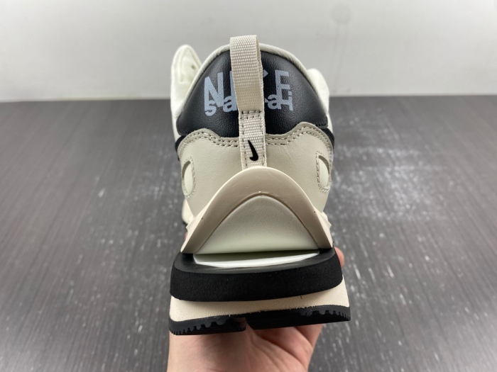 VaporWaffle Tour Grey sacai DD1875-101