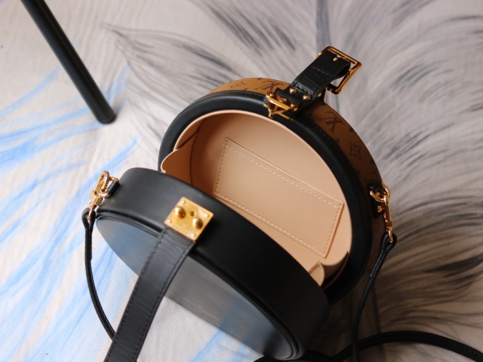 L*ouis V*uitton Crossbody bag Top Quality HT 20231016-22 17.5X16.5X7.5CM