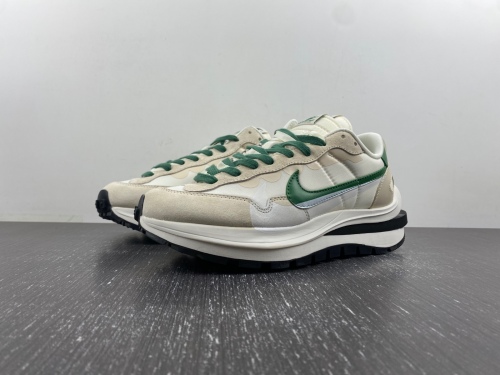 VaporWaffle Tour Green sacai DD1875-102