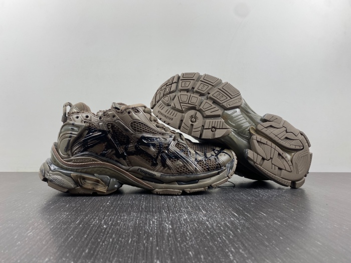 B*alenciaga runner AM 20231018-1