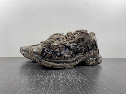 B*alenciaga runner AM 20231018-1