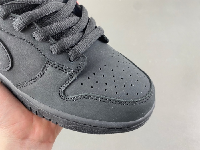 SB Dunk Low Supreme 94 Black HQ8487-001