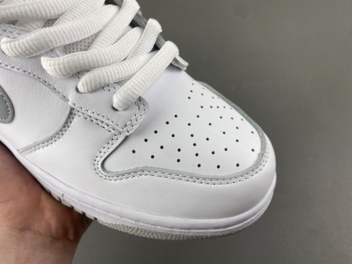 SB Dunk Low Supreme 94 White Metallic Silver HQ8487-100