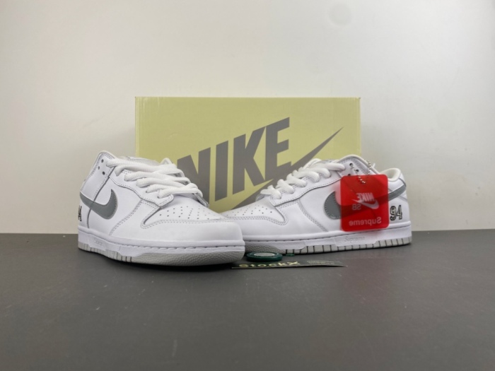 SB Dunk Low Supreme 94 White Metallic Silver HQ8487-100