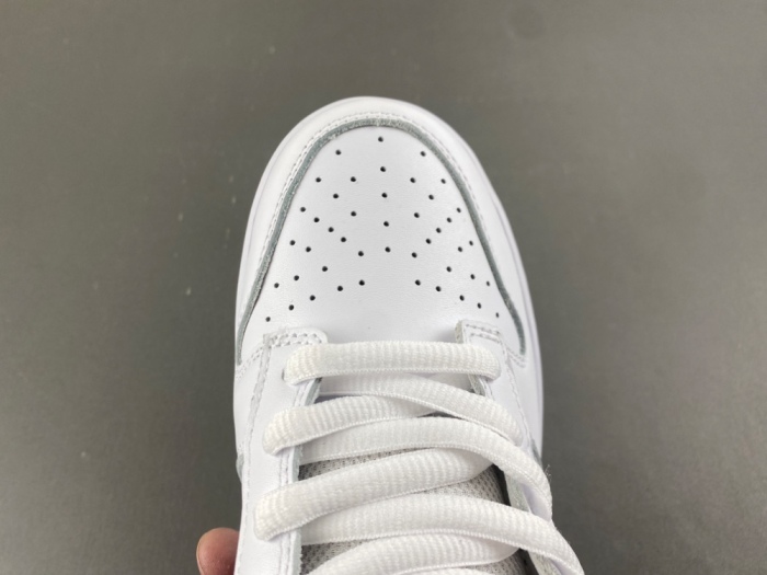 SB Dunk Low Supreme 94 White Metallic Silver HQ8487-100