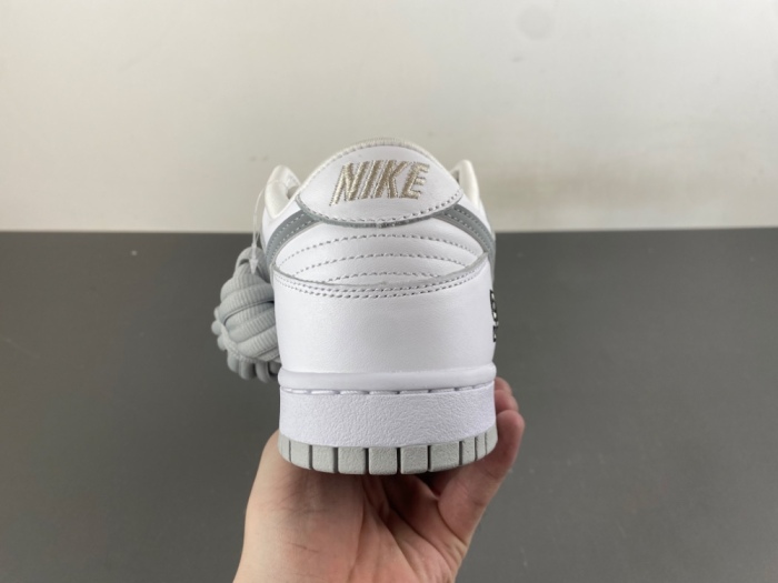 SB Dunk Low Supreme 94 White Metallic Silver HQ8487-100