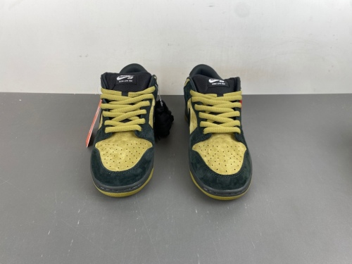 SB Dunk Low Supreme 94 Camper Green HQ8487-300