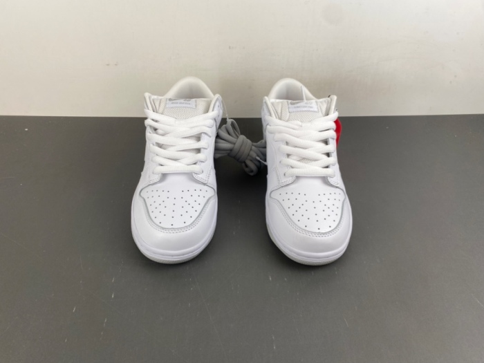 SB Dunk Low Supreme 94 White Metallic Silver HQ8487-100