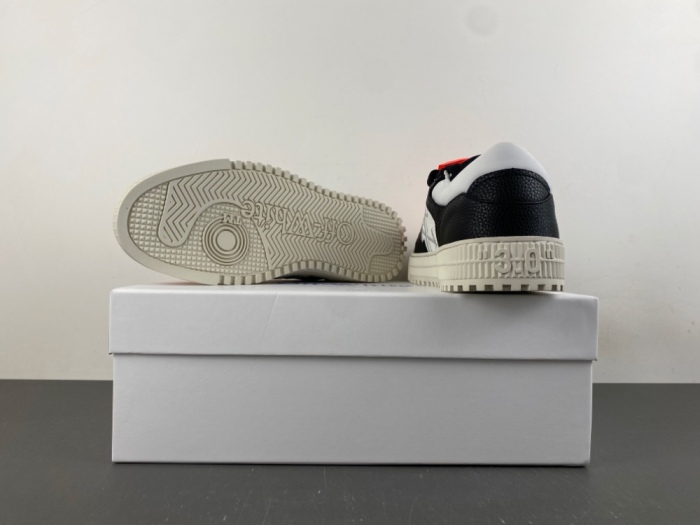 O*ff W*hite Low Tops Sneakers MK 20260812-20
