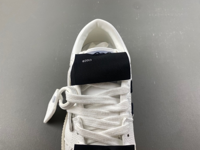 O*ff W*hite Low Tops Sneakers MK 20260827-14