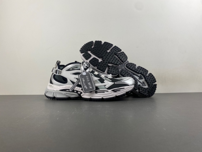 O*ff W*hite Low Tops Sneakers MK 20260827-11