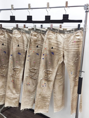 1:1 quality version Slashed and frayed dirty hand-painted ink dot jeans