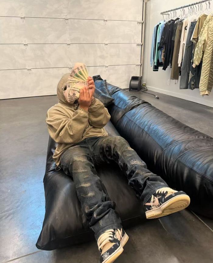 1:1 quality version Black Embroidered Vestigial Waxed Distressed Jeans