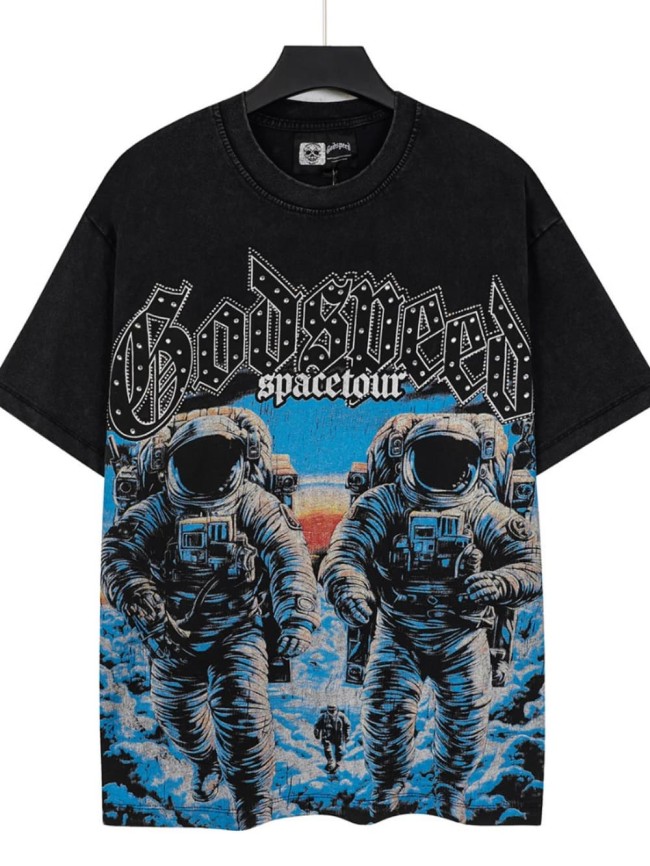 Space astronauts wear old washed short-sleeved shirts 29033227