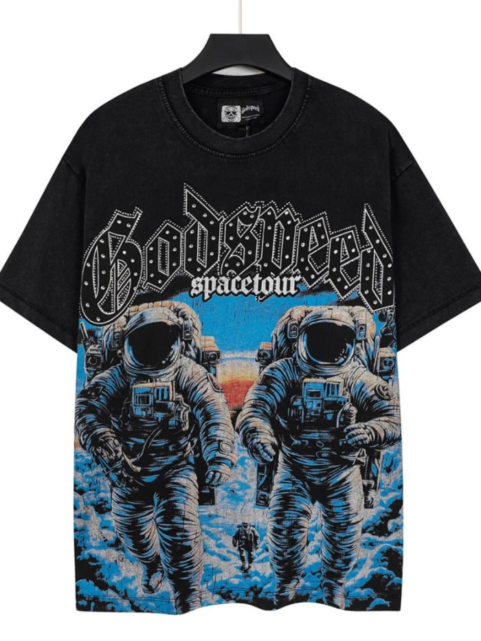Space astronauts wear old washed short-sleeved shirts 29033227