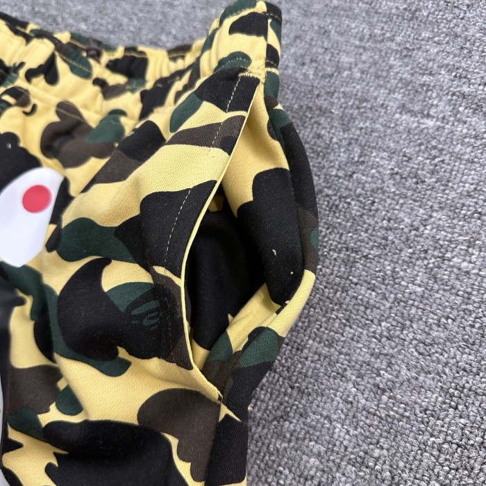 Yellow Camouflage All-over Shark Print Casual Cotton Shorts 29062650