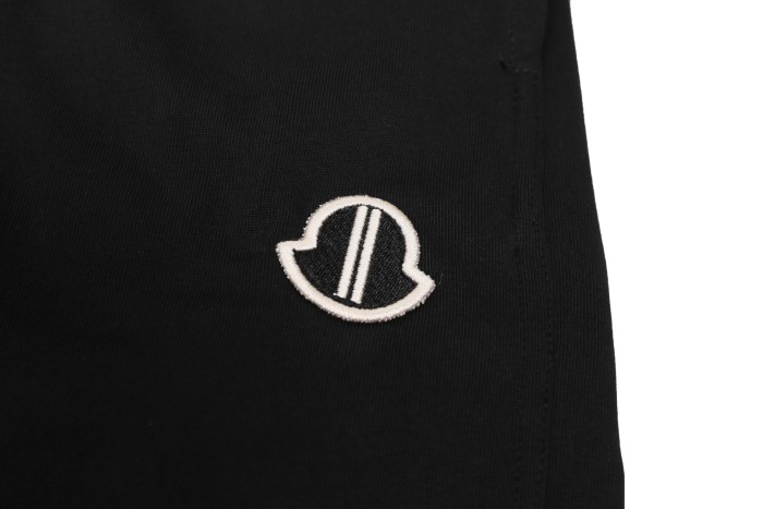 1:1 quality version Co-branded Moncler Logo Embroidered Split Raw Edge Shorts 29214047