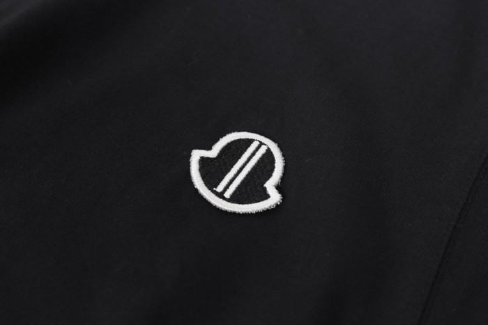 1:1 quality version Co-branded Moncler Badge Small Logo Embroidered Tee 29214036