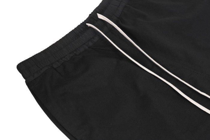 1:1 quality version Co-branded Moncler Logo Embroidered Split Raw Edge Shorts 29214047