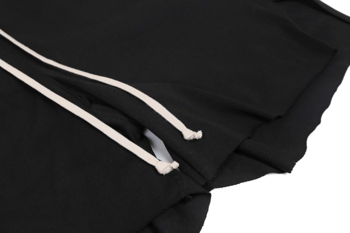 1:1 quality version Co-branded Moncler Logo Embroidered Split Raw Edge Shorts 29214047