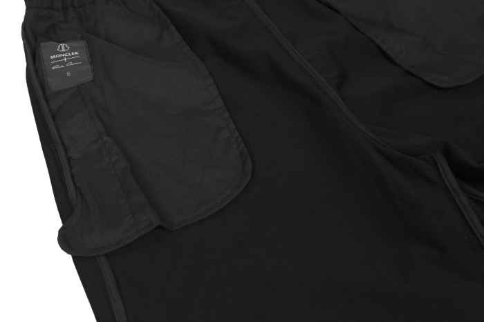 1:1 quality version Co-branded Moncler Logo Embroidered Split Raw Edge Shorts 29214047