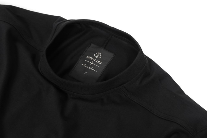 1:1 quality version Co-branded Moncler Badge Small Logo Embroidered Tee 29214036