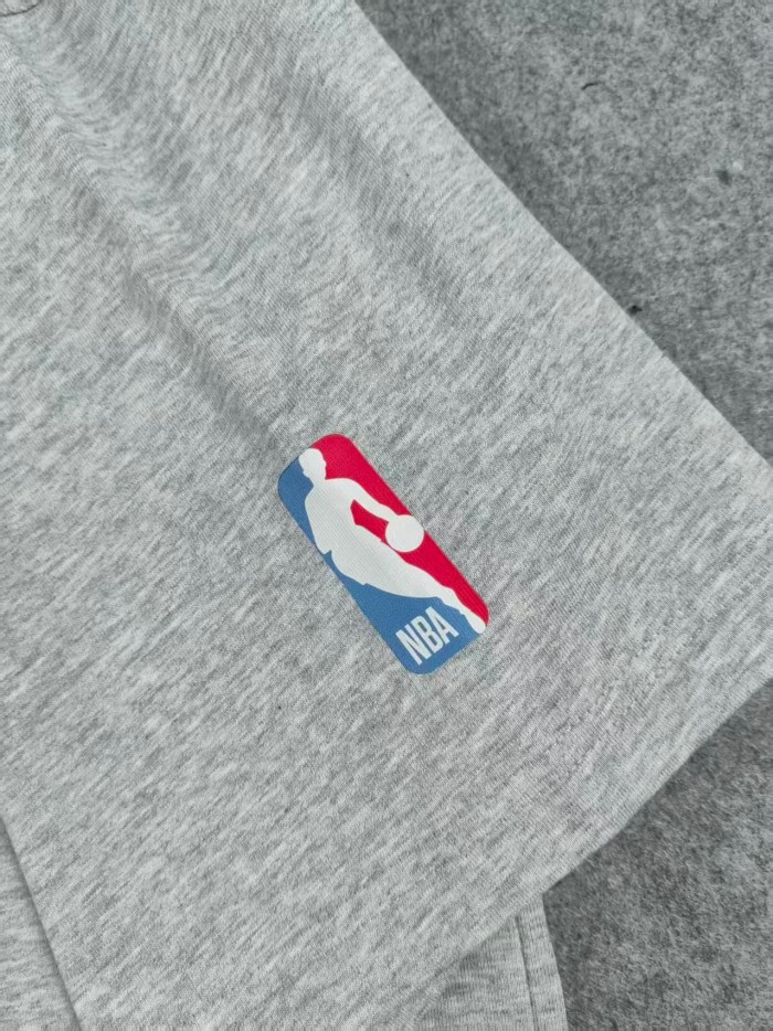 Fear Of God (Essentials) Co-branded back contrast color large letter cursive font gray loose short-sleeved T-shirt 2 colors 29053635